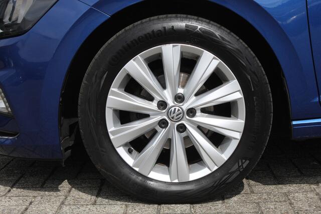 Volkswagen POLO 1.0 TSI Highline AUTOMAAT/Virtual cockpit/Navigatie/Adaptive cruise control/Achteruitrijcamera/Parkeersensoren/Apple carplay/Climate control/Stoelverwarming/Multifunctioneel stuurwiel/16'' Lichtmetalen velgen.
