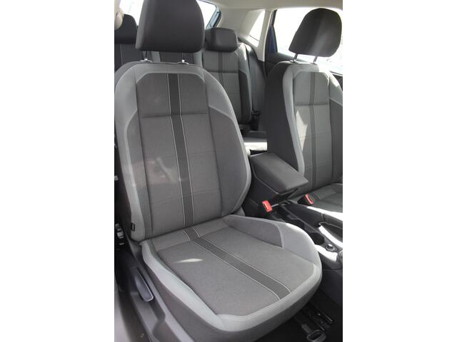 Volkswagen POLO 1.0 TSI Highline AUTOMAAT/Virtual cockpit/Navigatie/Adaptive cruise control/Achteruitrijcamera/Parkeersensoren/Apple carplay/Climate control/Stoelverwarming/Multifunctioneel stuurwiel/16'' Lichtmetalen velgen.