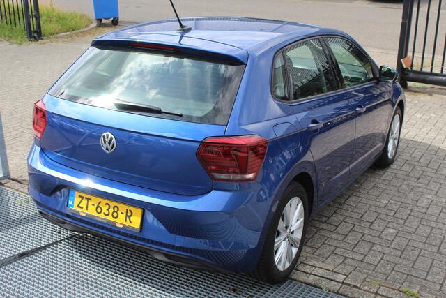Volkswagen POLO 1.0 TSI Highline AUTOMAAT/Virtual cockpit/Navigatie/Adaptive cruise control/Achteruitrijcamera/Parkeersensoren/Apple carplay/Climate control/Stoelverwarming/Multifunctioneel stuurwiel/16'' Lichtmetalen velgen.