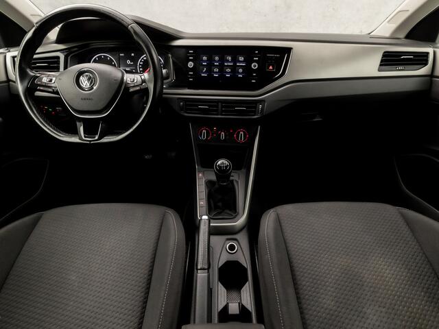 Volkswagen POLO 1.0 TSI Sportline (APPLE CARPLAY, GETINT GLAS, PARKEERSENSOREN, SPORTSTOELEN, ADAPTIVE CRUISE, LED ACHTERLICHTEN, NIEUWE APK, NIEUWSTAAT)