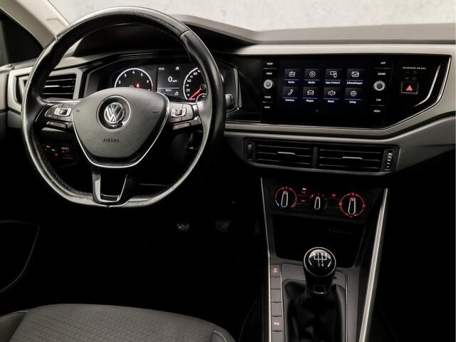 Volkswagen POLO 1.0 TSI Sportline (APPLE CARPLAY, GETINT GLAS, PARKEERSENSOREN, SPORTSTOELEN, ADAPTIVE CRUISE, LED ACHTERLICHTEN, NIEUWE APK, NIEUWSTAAT)