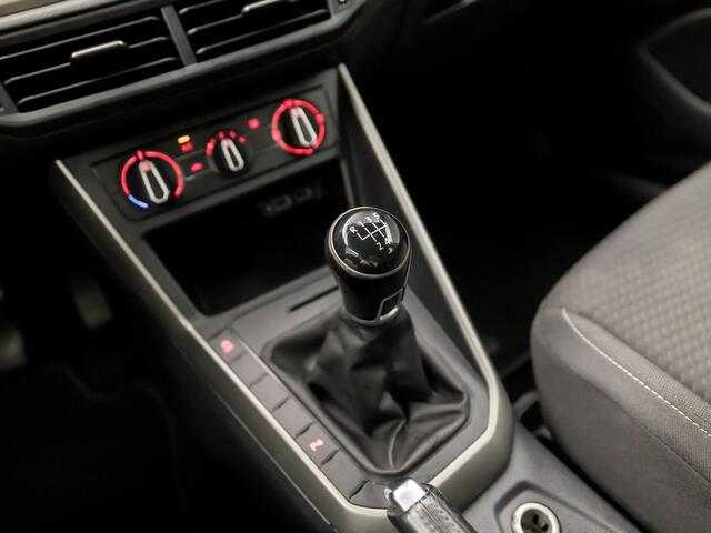 Volkswagen POLO 1.0 TSI Sportline (APPLE CARPLAY, GETINT GLAS, PARKEERSENSOREN, SPORTSTOELEN, ADAPTIVE CRUISE, LED ACHTERLICHTEN, NIEUWE APK, NIEUWSTAAT)