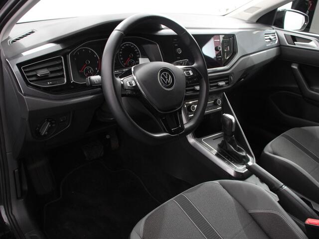Volkswagen POLO 1.0 TSI 110pk Highline Navigatie Apple Carplay/Android Auto Parkeersensoren Stoelverwarming Ledverlichting Getinte ramen Climate Control
