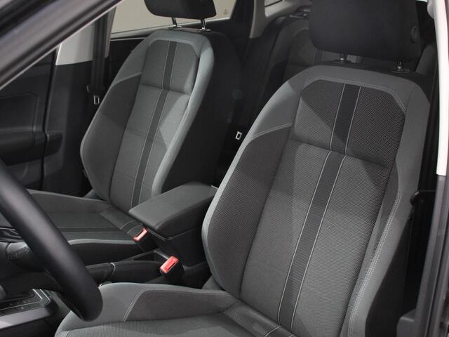 Volkswagen POLO 1.0 TSI 110pk Highline Navigatie Apple Carplay/Android Auto Parkeersensoren Stoelverwarming Ledverlichting Getinte ramen Climate Control
