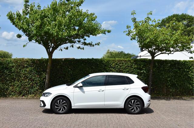 Volkswagen POLO 1.0 TSI 96 PK Life Fabrieksgarantie Parkeersensoren Carplay NAP 1e eigenaar