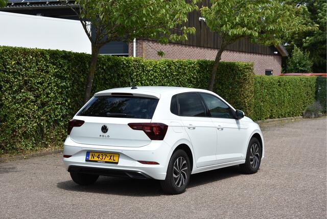 Volkswagen POLO 1.0 TSI 96 PK Life Fabrieksgarantie Parkeersensoren Carplay NAP 1e eigenaar
