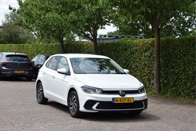 Volkswagen POLO 1.0 TSI 96 PK Life Fabrieksgarantie Parkeersensoren Carplay NAP 1e eigenaar