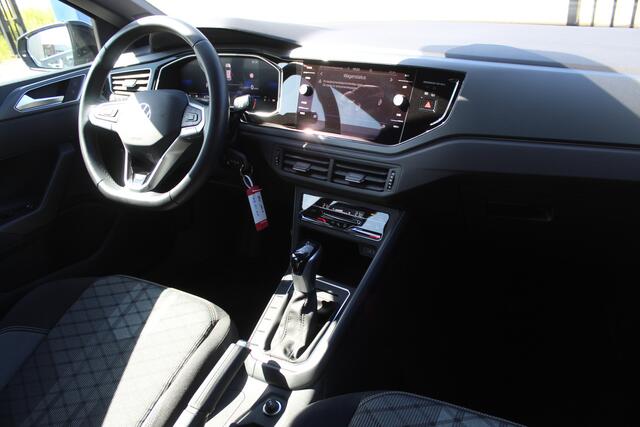 Volkswagen POLO 1.0 TSI 2x R-Line Lage kilometerstand!!/Virtual cockpit/Automaat/IQ Light/Adaptive cruise control/Navigatie/Apple carplay/Climate control/Stoelverwarming/Parkeersensoren rondom/DAB//17" Licht metalen velgen.