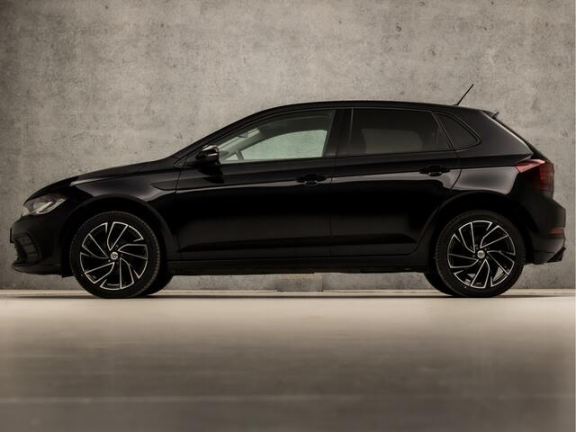 Volkswagen POLO 1.0 TSI Sportline Automaat (VIRTUAL COCKPIT, APPLE CARPLAY, KEYLESS, GROOT NAVI, CLIMATE, SPORTSTOELEN, LM VELGEN, CAMERA, GETINT GLAS, NIEUWSTAAT)