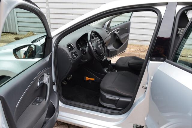 Volkswagen POLO 1.2 TSI Comfortline Business R O.a: Navi, Cruise, Pdc voor en achter, Carplay, 15 inch L.m., Etc... Rijklaar! All-in prijs!