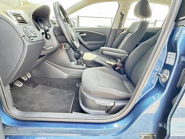 Volkswagen POLO 1.2 TSI Comfortline Business R 90 PK | Navigatie | Airco | Apple CarPlay | Android auto | Cruise control | Parkeersensoren | Trekhaak | Lichtmetalen velgen |