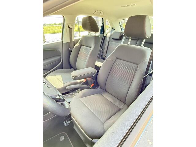 Volkswagen POLO 1.2 TSI Comfortline Business R 90 PK | Navigatie | Airco | Apple CarPlay | Android auto | Cruise control | Parkeersensoren | Trekhaak | Lichtmetalen velgen |
