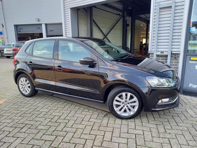 Volkswagen POLO 1.2 TSI Comfortline - AUTOMAAT - AIRCO - TREKHAAK - CRUISE -
