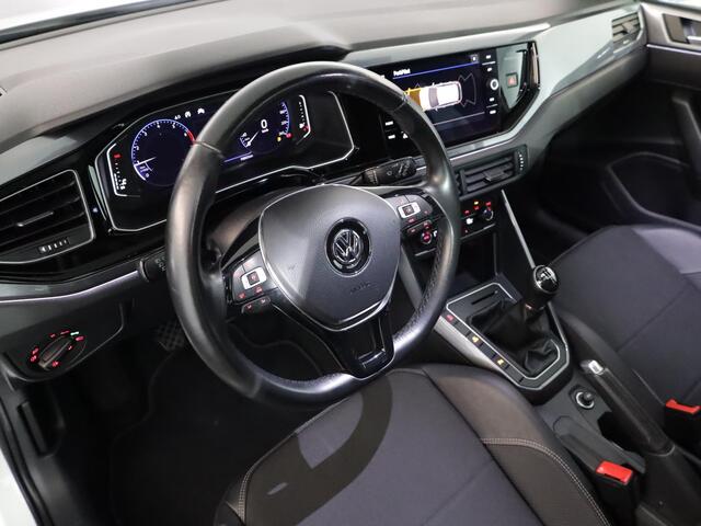 Volkswagen POLO 1.0 TSI Highline 95 pk | Navigatie | Panoramadak | Parkeersensoren | LED koplampen | Apple Carplay/Android Auto | Voll. digitaal instrumentenpaneel | R-Line exterieur |