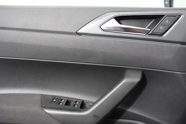 Volkswagen POLO 1.0 TSI DSG R-Line Demo! | Panorama dak Navigatie App Connect Climate Control DAB | LED Parkeer sensoren Camera Cruise control adaptive Lichtmetalen velgen