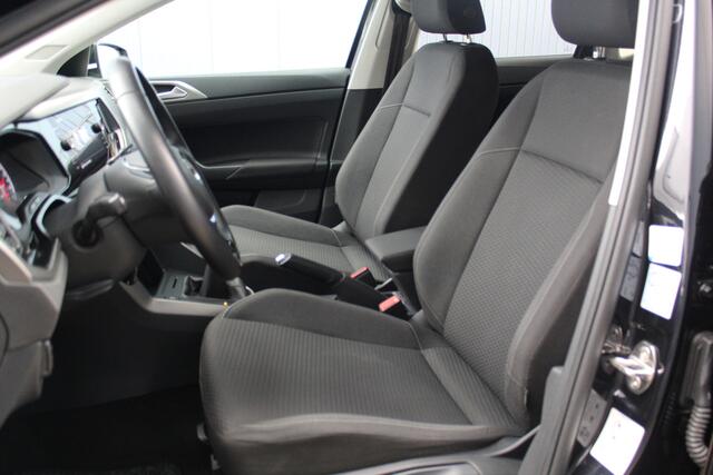 Volkswagen POLO 1.0-95pk TSI Comfortline. Zeer nette, sportieve en keurig onderhouden VW Polo. Trekhaak met afneemb. kogel, pdc v/a, volautm., camera, airco, cruise, navi, lmv etc.