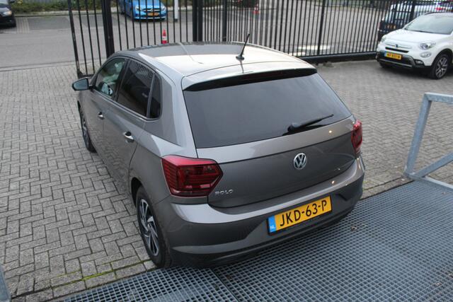Volkswagen POLO 1.0 TSI Highline Parkeersensoren v+a/Cruise control/Climate control/Stoel en spiegel verwarming/Navi by app/Licht metalen velgen/Privacy glass
