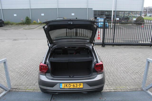 Volkswagen POLO 1.0 TSI Highline Parkeersensoren v+a/Cruise control/Climate control/Stoel en spiegel verwarming/Navi by app/Licht metalen velgen/Privacy glass