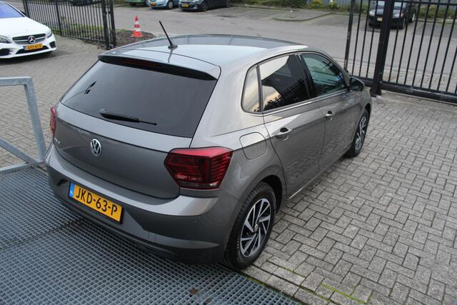 Volkswagen POLO 1.0 TSI Highline Parkeersensoren v+a/Cruise control/Climate control/Stoel en spiegel verwarming/Navi by app/Licht metalen velgen/Privacy glass