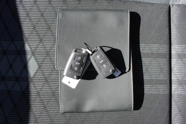 Volkswagen POLO 1.0 TSI 2x R-Line Automaat Navigatie/Virtual cockpit/Adaptive cruise control/Achteruitrijcamera/Parkeersensoren rondom/Apple carplay/Stoelverwarming/LED grill/IQ.light/Climate control/Draadloze telefoonlader/DAB/17''Lichtmetalen velgen.