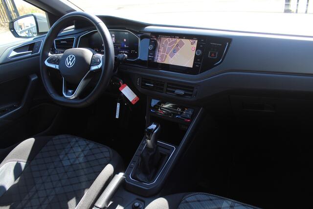 Volkswagen POLO 1.0 TSI 2x R-Line Automaat Navigatie/Virtual cockpit/Adaptive cruise control/Achteruitrijcamera/Parkeersensoren rondom/Apple carplay/Stoelverwarming/LED grill/IQ.light/Climate control/Draadloze telefoonlader/DAB/17''Lichtmetalen velgen.