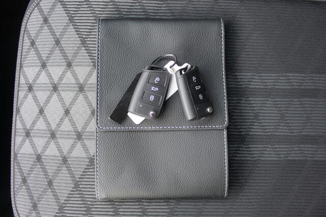 Volkswagen POLO 1.0 TSI 2x R-Line 1.0 TSI 2x R-Line Automaat IQLight/Stoelverwarming/Navigatie/Virtual cockpit/Adaptive cruise control/Achteruitrijcamera/Parkeersensoren rondom/Apple carplay/LED grill/Climate control/Draadloze telefoonlader/DAB/16''Lichtmetalen velgen