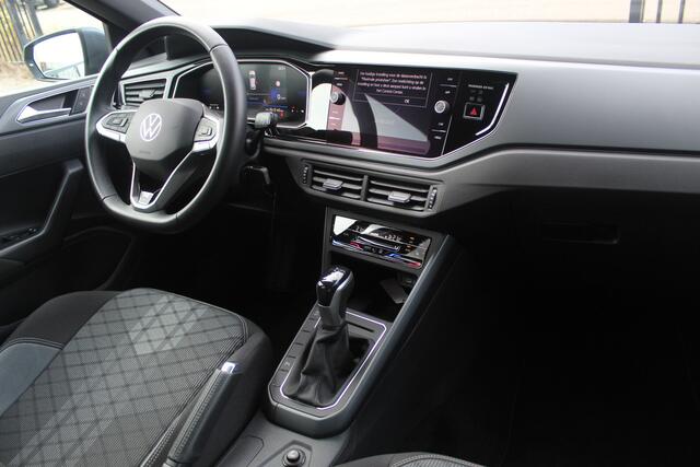 Volkswagen POLO 1.0 TSI 2x R-Line 1.0 TSI 2x R-Line Automaat IQLight/Stoelverwarming/Navigatie/Virtual cockpit/Adaptive cruise control/Achteruitrijcamera/Parkeersensoren rondom/Apple carplay/LED grill/Climate control/Draadloze telefoonlader/DAB/16''Lichtmetalen velgen