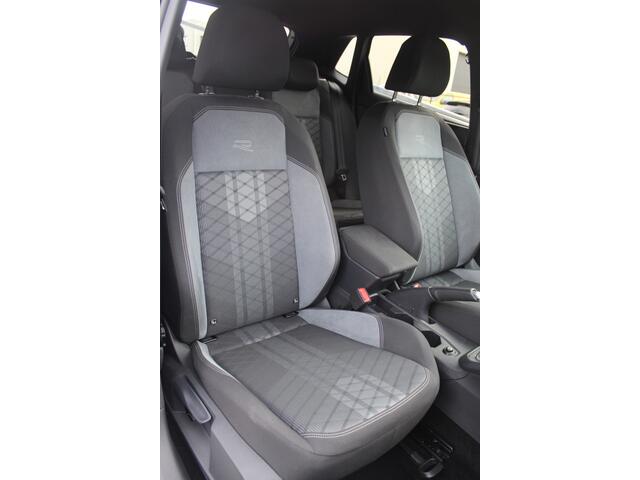 Volkswagen POLO 1.0 TSI 2x R-Line 1.0 TSI 2x R-Line Automaat IQLight/Stoelverwarming/Navigatie/Virtual cockpit/Adaptive cruise control/Achteruitrijcamera/Parkeersensoren rondom/Apple carplay/LED grill/Climate control/Draadloze telefoonlader/DAB/16''Lichtmetalen velgen