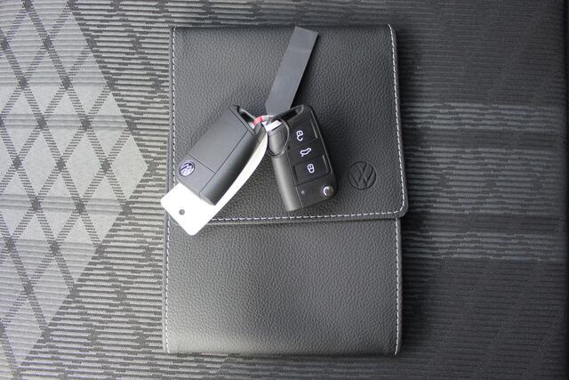 Volkswagen POLO 1.0 TSI 2x R-Line Automaat IQLight/Stoelverwarming/Navigatie/Virtual cockpit/Adaptive cruise control/Achteruitrijcamera/Parkeersensoren rondom/Apple carplay/LED grill/Climate control/Draadloze telefoonlader/DAB/16''Lichtmetalen velgen.