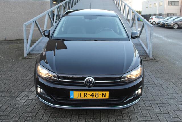 Volkswagen POLO 1.0 TSI Highline Climate control/Stoelverwarming/Navigatie/Apple car play/Verwarmbare buitenspiegels/Parkeerassistent/Privacy glass/Cruise control