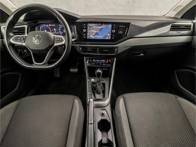 Volkswagen POLO 1.0 TSI Sportline Automaat (VIRTUAL COCKPIT, APPLE CARPLAY, GROOT NAVI, CAMERA, KEYLESS, SPORTSTOELEN, GETINT GLAS, LM VELGEN, NIEUWSTAAT)