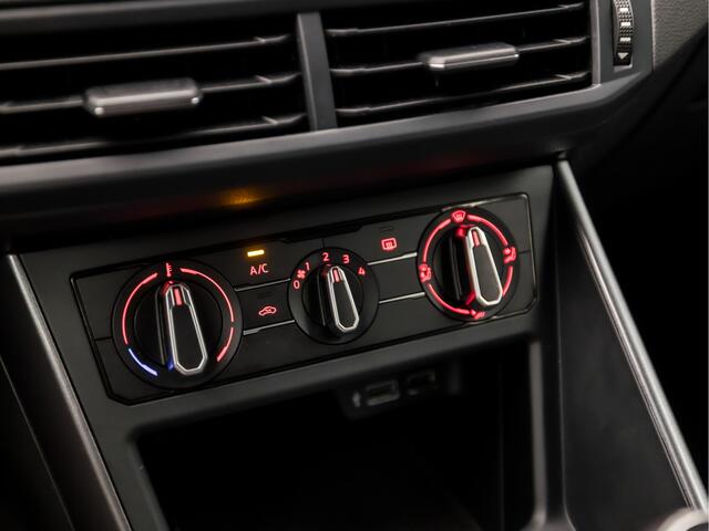 Volkswagen POLO 1.0 TSI Sportline (APPLE CARPLAY, ZWART HEMEL, GROOT NAVI, ADAPTIVE CRUISE, PARKEERSENSOREN, SPORTSTOELEN, GETINT GLAS, NIEUWE APK, NIEUWSTAAT)