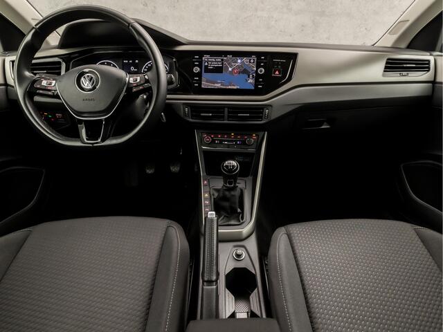 Volkswagen POLO 1.0 TSI Sportline (APPLE CARPLAY, GROOT NAVI, CLIMATE, CAMERA, SPORTSTOELEN, LM VELGEN, ADAPTIVE CRUISE, MODE KNOP, PARKEER ASSISTENT, PARKEERSENSOREN, NIEUWSTAAT)
