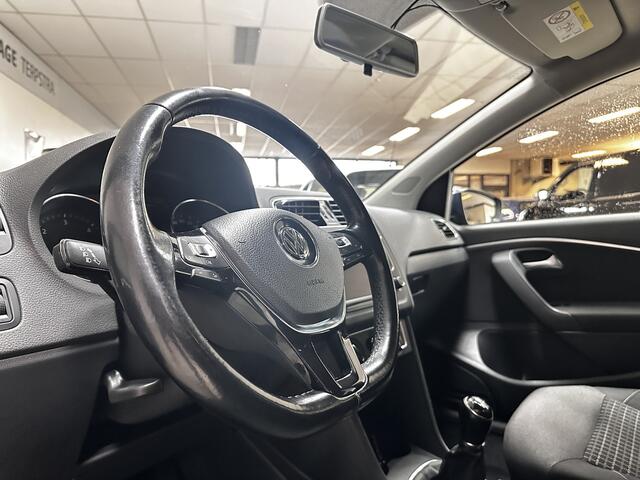 Volkswagen POLO 1.4 TDI Comfortline /Trekhaak /Apple + Android /Navi /Airco /Cruise /Elek. pakket /Bluetooth /15"LMV /Extra getint glas /Mistlampen /PDC V+A.