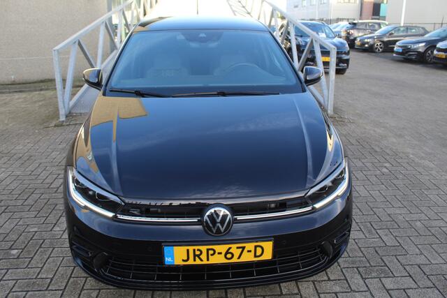 Volkswagen POLO 1.0 TSI 2x R-Line Automaat Navigatie/Virtual cockpit/Adaptive cruise control/Achteruitrijcamera/Parkeersensoren rondom/Apple carplay/Stoelverwarming/LED grill/IQ.light/Climate control/Draadloze telefoonlader/DAB/17''Lichtmetalen velgen