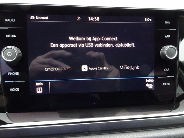 Volkswagen POLO 1.0 TSI Highline Automatische airco, trekhaak, navigatie, parkeersensoren, cruise controle, sportstoelen, licht metalen velgen, enz. GEEN IMPORT