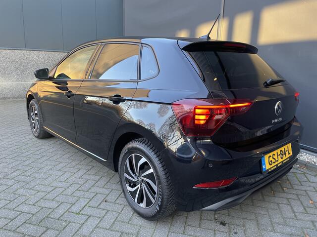 Volkswagen POLO 1.0 TSI Life Edition Achteruitrijcamera - Airco - Parkeersensoren voor en achter - Navigatiesysteem - Cruise control - Bluetooth - Stuur multifunctioneel - Start/stop systeem - Licht metalen velgen 15 inch - Radi
