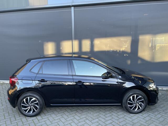 Volkswagen POLO 1.0 TSI Life Edition Achteruitrijcamera - Airco - Parkeersensoren voor en achter - Navigatiesysteem - Cruise control - Bluetooth - Stuur multifunctioneel - Start/stop systeem - Licht metalen velgen 15 inch - Radi