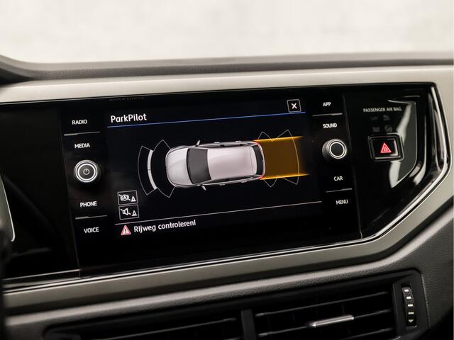 Volkswagen POLO 1.0 TSI Sportline (APPLE CARPLAY, GROOT NAVI, CLIMATE, PARKEERSENSOREN, LM VELGEN, NIEUWE APK, NIEUWSTAAT)