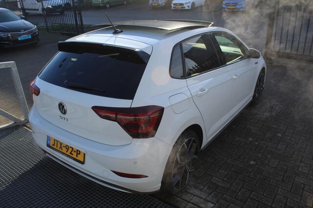 Volkswagen POLO 2.0 TSI GTI Automaat / Panoramadak / Navigatie / Digital dashboard / Achteruitrijcamera / Climate control / Lage kilometerstand / Parkeersensoren / Keyless / Buitenspiegels verwarmd / Dode hoek sensor / 18" licht metalen velgen