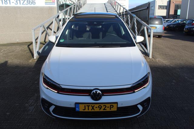 Volkswagen POLO 2.0 TSI GTI Automaat / Panoramadak / Navigatie / Digital dashboard / Achteruitrijcamera / Climate control / Lage kilometerstand / Parkeersensoren / Keyless / Buitenspiegels verwarmd / Dode hoek sensor / 18" licht metalen velgen