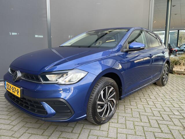 Volkswagen POLO 1.0 TSI Life Edition Achteruitrijcamera - Cruise control - Airco - Apple carplay - Navigatiesysteem - Parkeersensoren voor en achter - Licht metalen velgen 15 inch - Radio - Stuur multifunctioneel - Extra getint glas achter - Elektrische ramen voor en ach