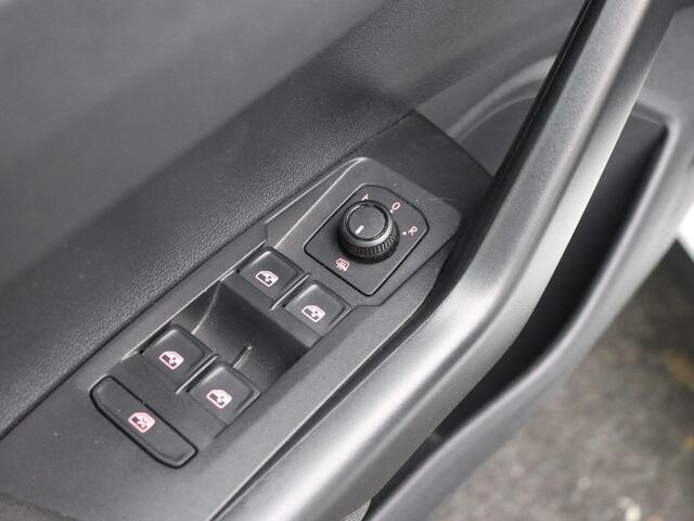 Volkswagen POLO 1.0 TSI Comfortline Business AUTOMAAT / Navigatie / Apple CarPlay & Android Auto / Adaptieve Cruise Control / Stoelverwarming / Trekhaak / 1000 kg Trekgewicht / LMV / All Seasonbanden /