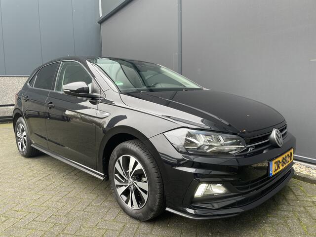Volkswagen POLO Comfortline R-line pakket Apple carplay - Airco - Cruise control - Stuur multifunctioneel - Stuur leder - Start/stop systeem - Bluetooth - Elektrische ramen - Lederen versnellingspook - Radio - Licht metalen velgen 15 inch - R-line pakket - Dakspoiler - S