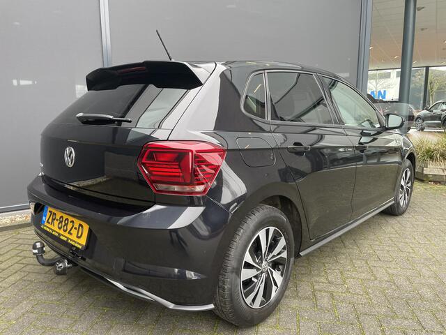 Volkswagen POLO Comfortline R-line pakket Apple carplay - Airco - Cruise control - Stuur multifunctioneel - Stuur leder - Start/stop systeem - Bluetooth - Elektrische ramen - Lederen versnellingspook - Radio - Licht metalen velgen 15 inch - R-line pakket - Dakspoiler - S