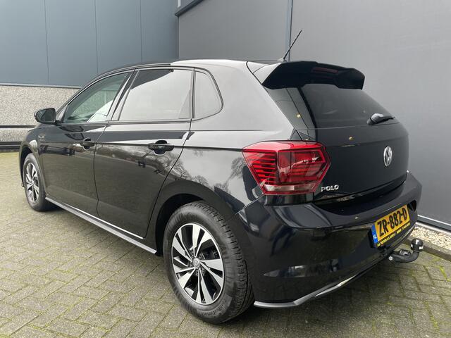 Volkswagen POLO Comfortline R-line pakket Apple carplay - Airco - Cruise control - Stuur multifunctioneel - Stuur leder - Start/stop systeem - Bluetooth - Elektrische ramen - Lederen versnellingspook - Radio - Licht metalen velgen 15 inch - R-line pakket - Dakspoiler - S