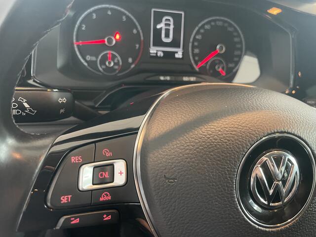 Volkswagen POLO Comfortline R-line pakket Apple carplay - Airco - Cruise control - Stuur multifunctioneel - Stuur leder - Start/stop systeem - Bluetooth - Elektrische ramen - Lederen versnellingspook - Radio - Licht metalen velgen 15 inch - R-line pakket - Dakspoiler - S