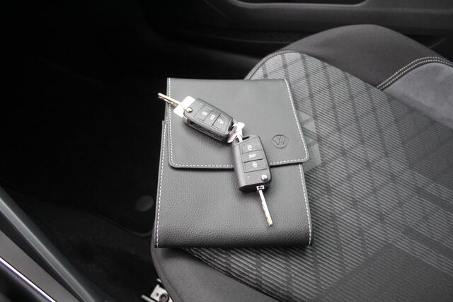 Volkswagen POLO 1.0 TSI R-Line Automaat/Navigatie/Virtual cockpit/Adaptive cruise control/Achteruitrijcamera/Parkeersensoren rondom/Apple carplay/Stoelverwarming/LED grill/IQ.light/Climate control/Draadloze telefoonlader/DAB/17''Lichtmetalen velgen.