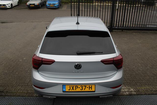 Volkswagen POLO 1.0 TSI R-Line Automaat/Navigatie/Virtual cockpit/Adaptive cruise control/Achteruitrijcamera/Parkeersensoren rondom/Apple carplay/Stoelverwarming/LED grill/IQ.light/Climate control/Draadloze telefoonlader/DAB/17''Lichtmetalen velgen.