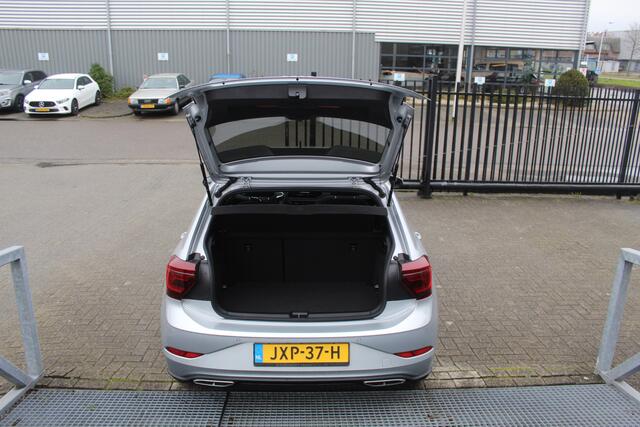 Volkswagen POLO 1.0 TSI R-Line Automaat/Navigatie/Virtual cockpit/Adaptive cruise control/Achteruitrijcamera/Parkeersensoren rondom/Apple carplay/Stoelverwarming/LED grill/IQ.light/Climate control/Draadloze telefoonlader/DAB/17''Lichtmetalen velgen.